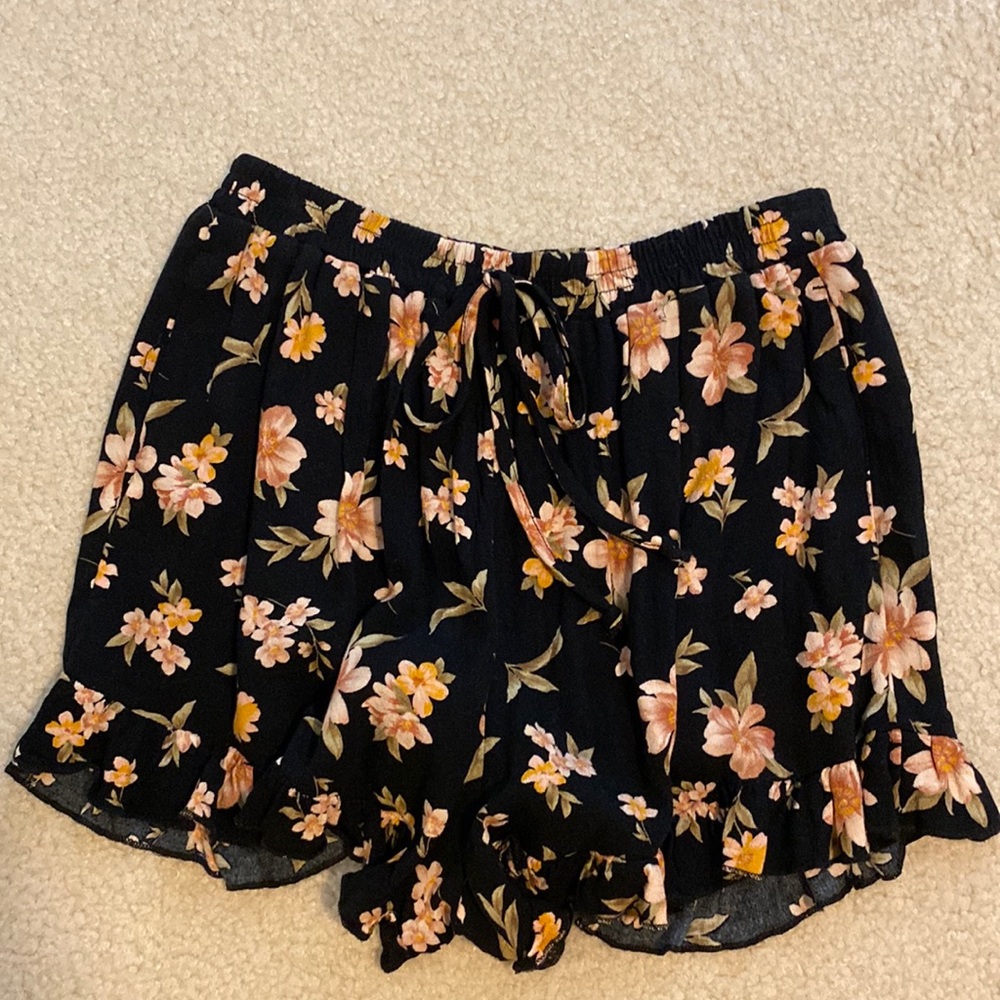 Women’s American Eagle multi-colored dress shorts in size small.